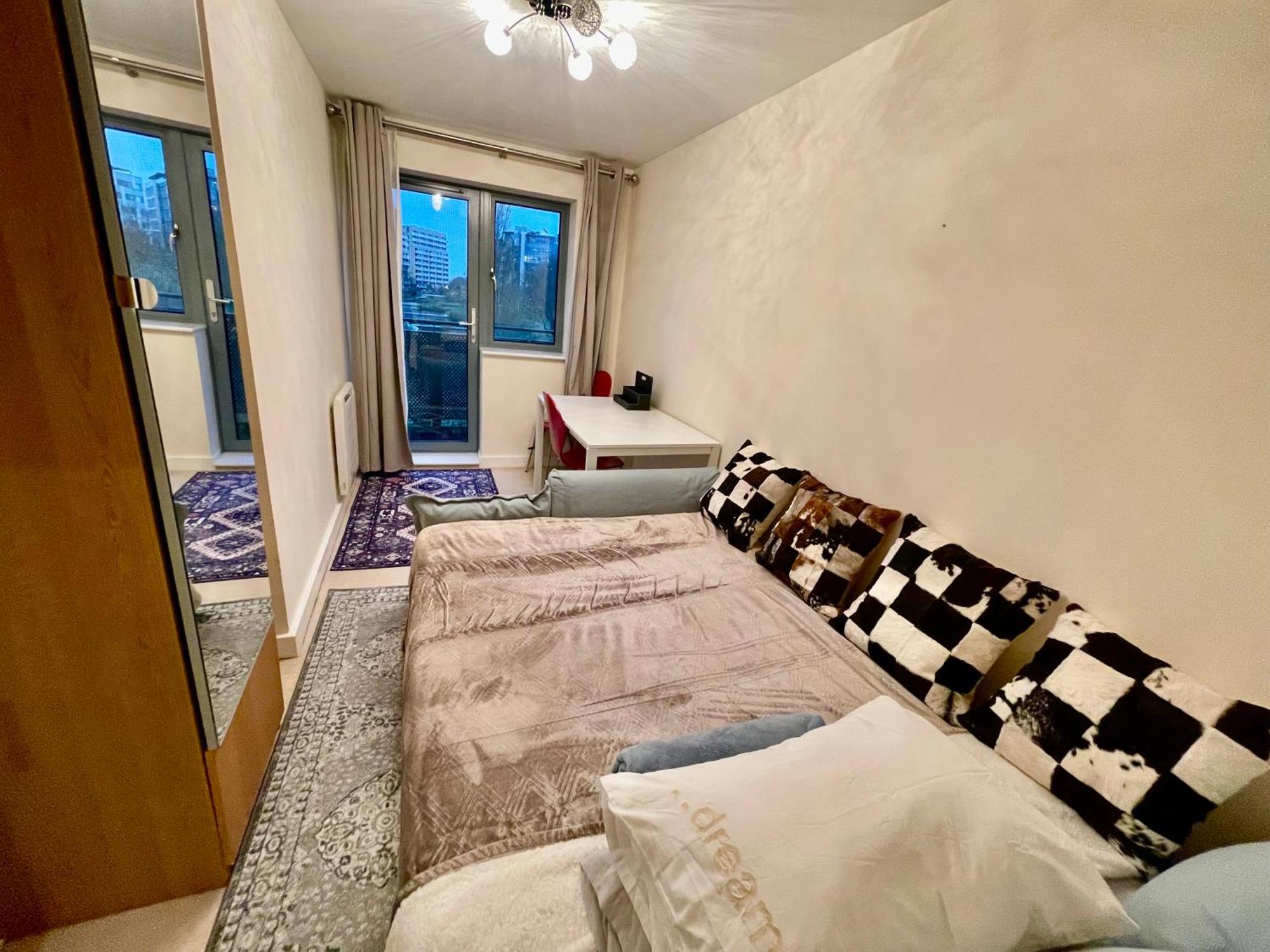 Luxury 2 Bedroom Apartment- Lake View - Free Parking - Wembley Stadium 5Km Londen Buitenkant foto