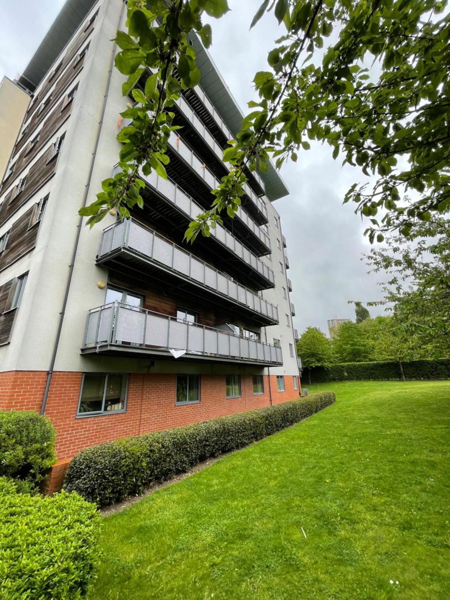 Luxury 2 Bedroom Apartment- Lake View - Free Parking - Wembley Stadium 5Km Londen Buitenkant foto