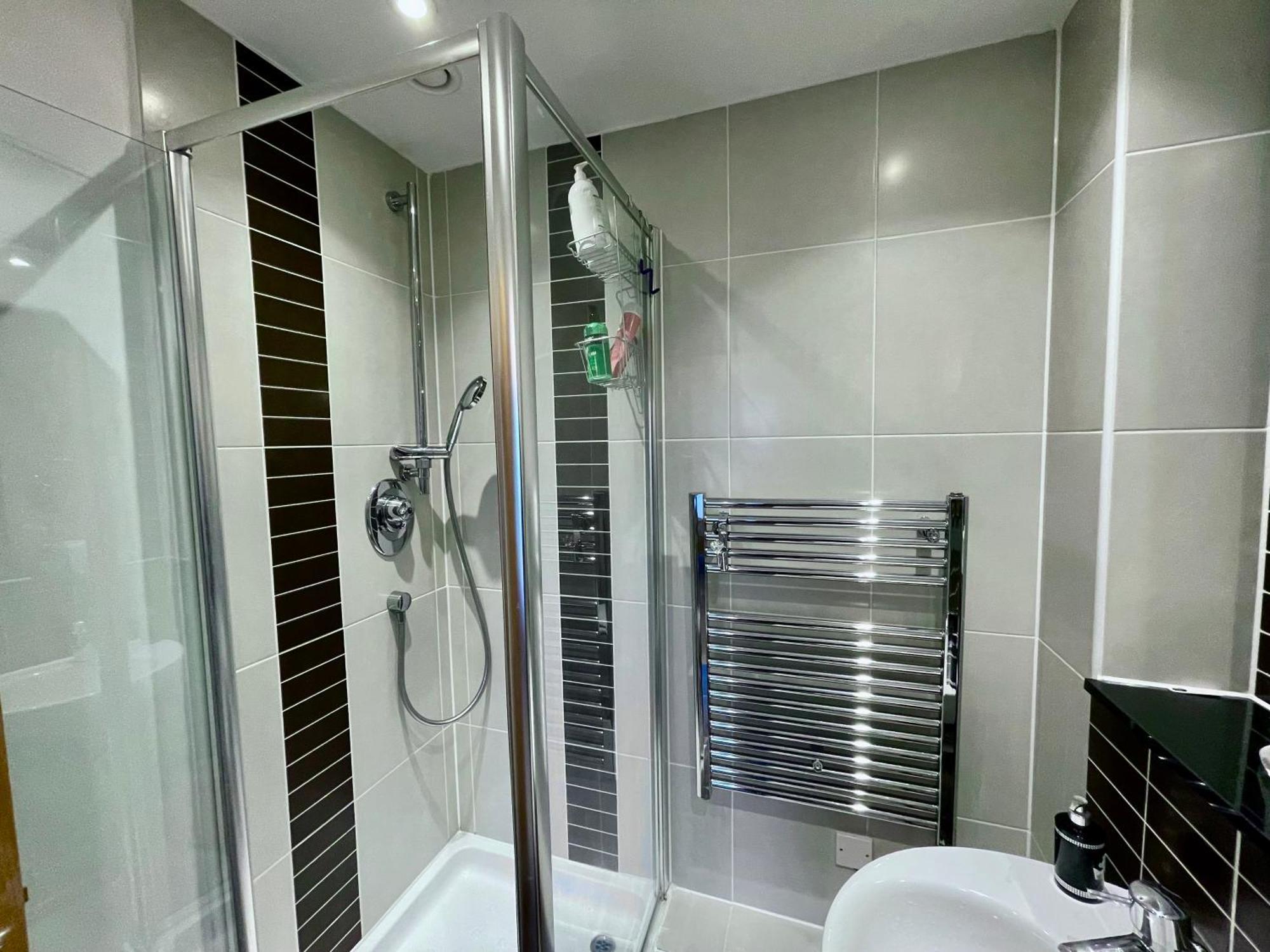 Luxury 2 Bedroom Apartment- Lake View - Free Parking - Wembley Stadium 5Km Londen Buitenkant foto