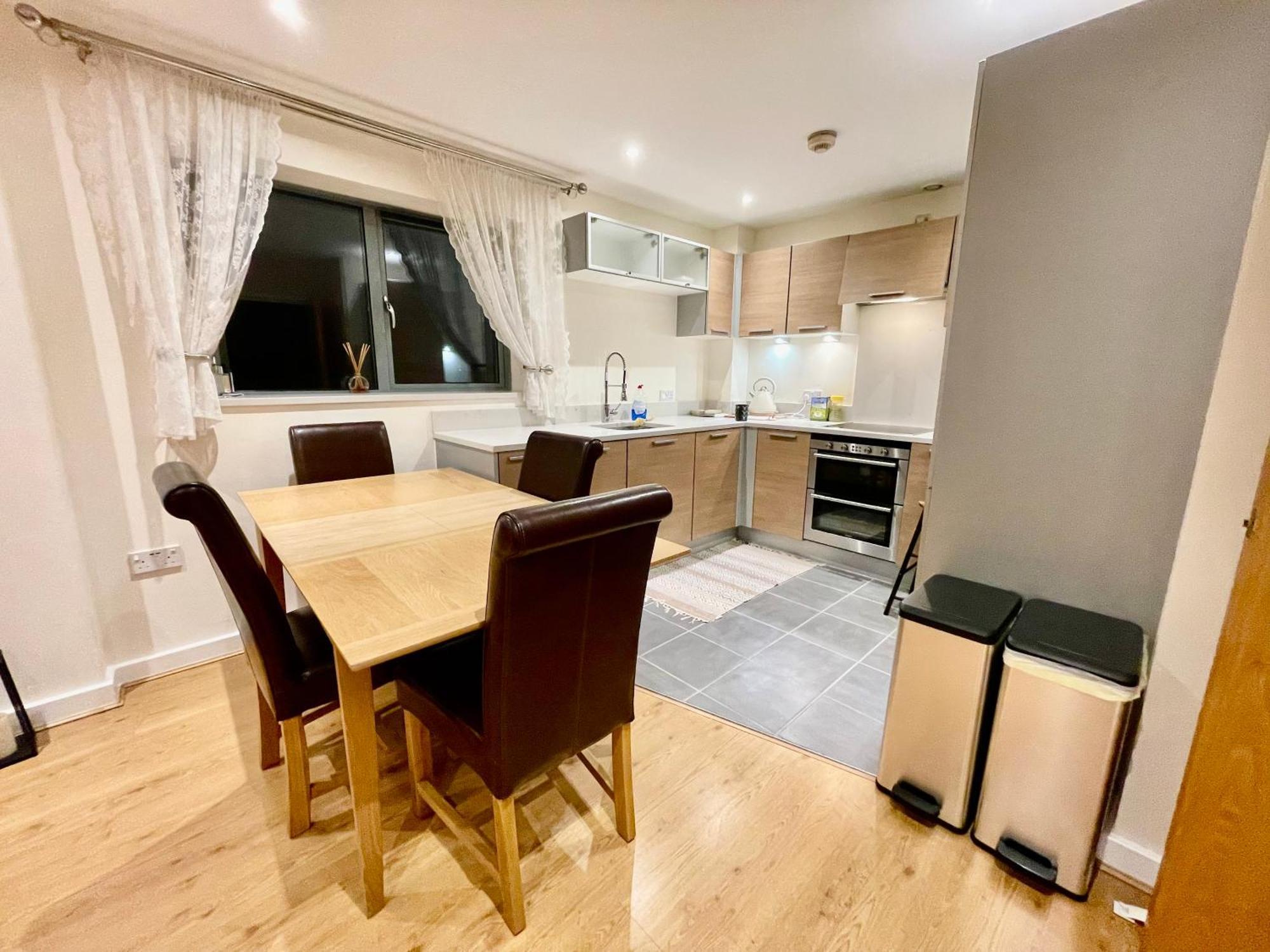 Luxury 2 Bedroom Apartment- Lake View - Free Parking - Wembley Stadium 5Km Londen Buitenkant foto